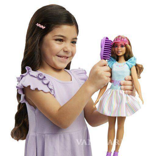 $!En esta imagen proporcionada por Mattel, una niña juega con una muñeca My First Barbie, hecha para niños de preescolar.