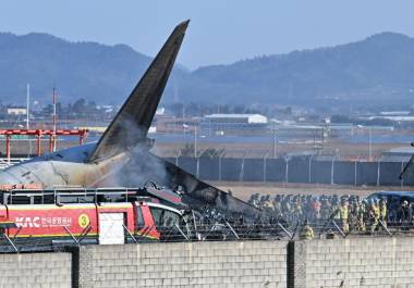 Las autoridades surcoreanas están investigando el incidente, que ocurrió un día después de que otro Boeing 737-800 de Jeju Air se incendiara tras aterrizar sin el tren de aterrizaje en funcionamiento.