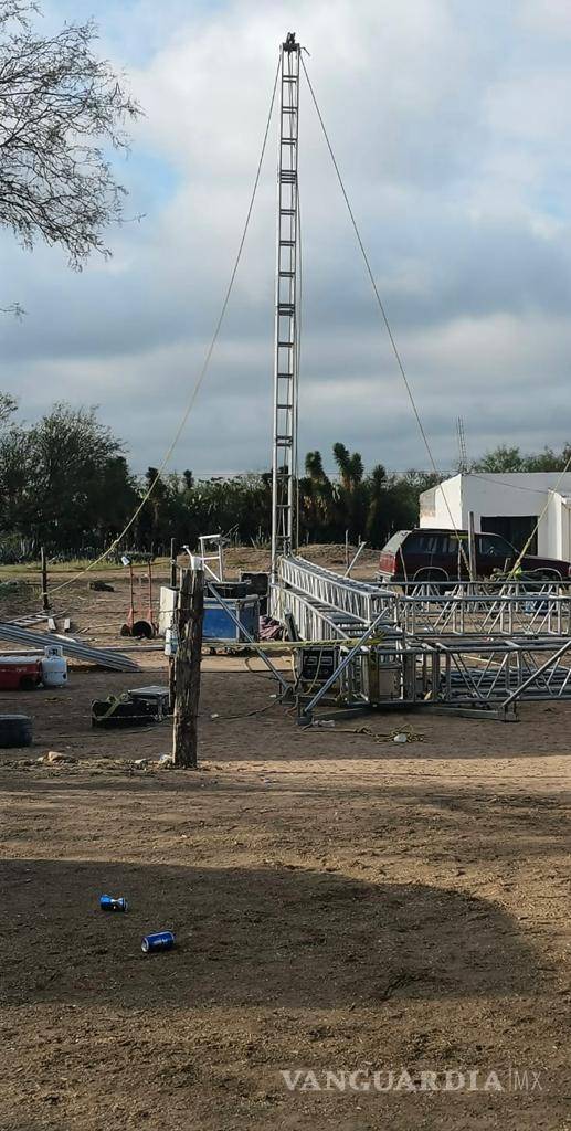 $!Bomberos lograron sacar de entre la estructura al hombre sin vida.