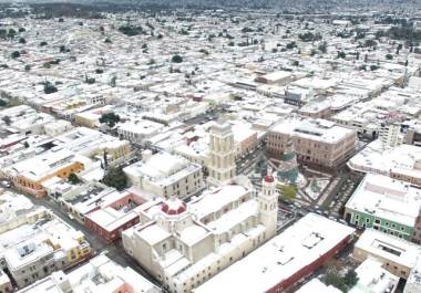 Un paisaje de Saltillo cubierto de nieve en diciembre de 2017, capturado por el fotógrafo Daniel Garza Tobón. La imagen muestra la quietud invernal que transformó la ciudad en un escenario blanco.