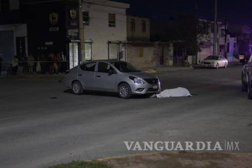 $!El conductor del compacto aún se encontraba en el interior, siendo identificado como Efrén “N”, quien fue asegurado por las autoridades.
