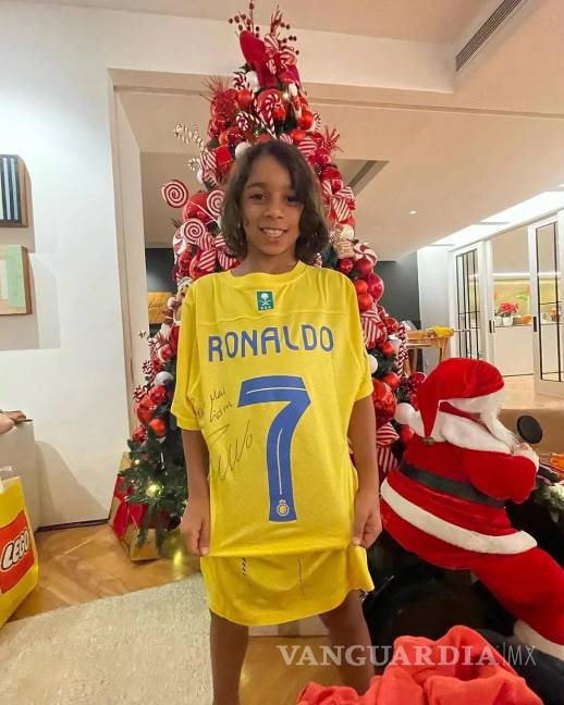 $!El diciembre pasado, Cristiano Ronaldo envió un jersey de su equipo en Arabia Saudita al hijo de Marcelo, quien es un gran admirador del astro portugués.