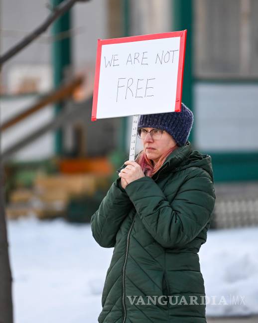 $!Miles de personas se reunieron este miércoles en la avenida donde la ciudadana estadounidense, Renee Nicole Good, falleció en Mineápolis.