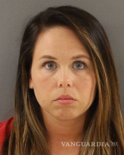 $!Esposa de entrenador de fútbol americano 'abusó' de joven de 16 años, ¡del equipo de su marido!