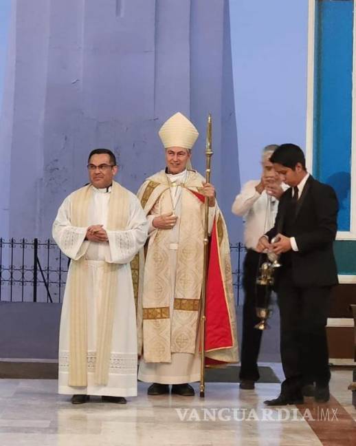 $!El Obispo Luis Martín Barraza Beltrán y el Padre Víctor Manuel Gómez durante la bendición de la Corona de Cristo Rey en el santuario del Cerro de las Noas.