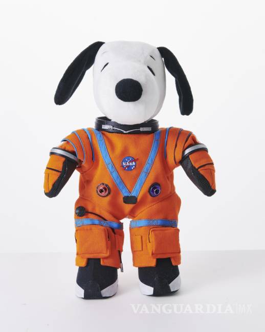 $!En esta imagen de producto un peluche de Snoopy con un traje espacial de la NASA. El muñeco estará a bordo de la misión no tripulada Artemis I en febrero de 2022. AP/Peanuts Worldwide