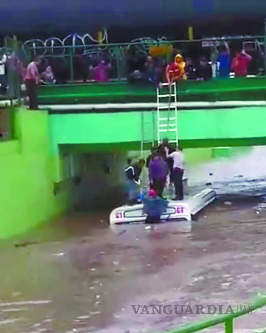 $!¡Salen nadando por sus vidas de camión inundado en Frontera Coahuila!