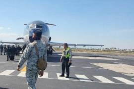 Elementos de la Guardia Nacional arribaron al Aeropuerto Internacional Francisco Sarabia de Torreón para reforzar la vigilancia en la región.