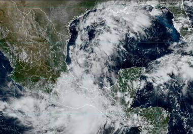 Depresión Tropical Once-E se ha degradado a baja presión remanente, sus remanentes, en interacción con la vaguada monzónica y con una zona de baja presión en el suroeste del golfo de México, mantendrán lluvias intensas.