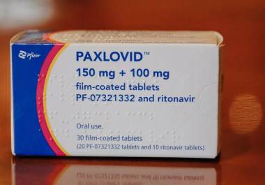 Nirmatrelvir/ritonavir es comercializado por Pfizer bajo el nombre de Paxlovid, es un medicamento que se utiliza en el tratamiento del COVID-19.