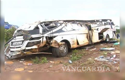 $!Accidente de autobús en Uganda deja más de 40 muertos