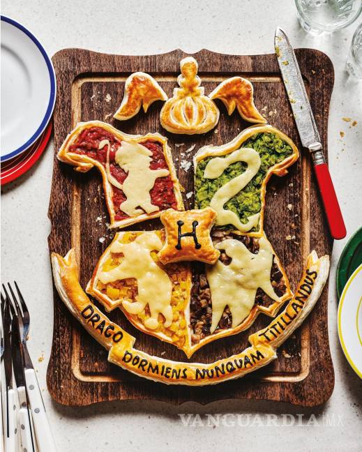 $!Pastel escudo de Hogwarts, donde se representan los escudos de las casas, a modo de porción. EFE/Editorial Salamandra