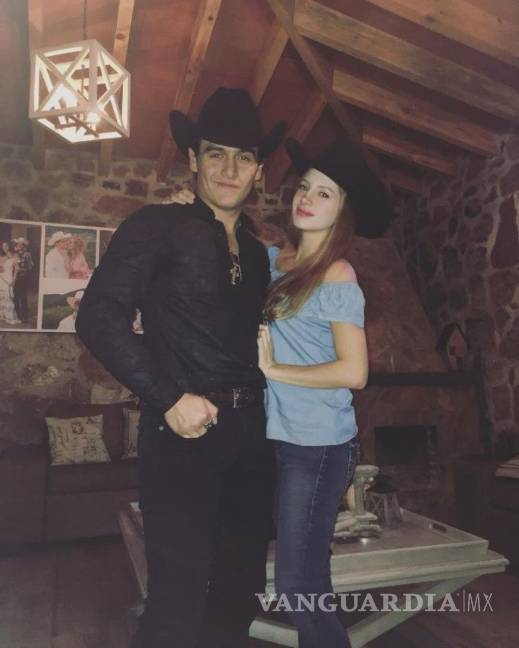 $!Captan a Julián Figueroa besándose con dos famosas mujeres mientras su novia está embarazada