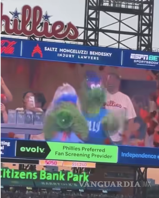 $!Mascotas del equipo de béisbol recreando el momento viral.