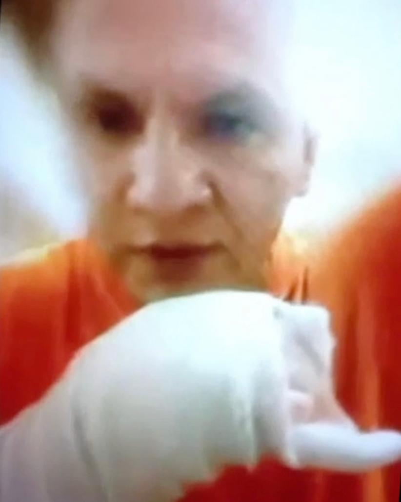 $!Juan Antonio Pineda muestra un yeso para su brazo mientras habla durante una entrevista desde el centro de detención de ICE en Florence, Arizona