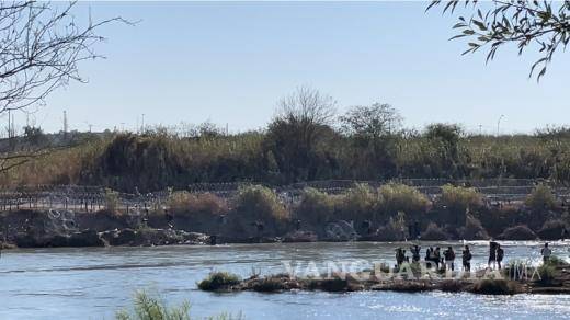 $!Los migrantes son orientados por militares para cruzar por las partes más bajas del Río Bravo.