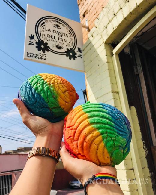 $!Mensaje de solidaridad: conmemora panadería en Saltillo el mes del orgullo LGBTI+ horneando conchas de colores
