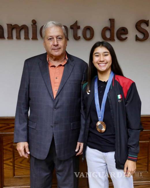 $!Ángela Ruiz Rosales agradeció el apoyo del Gobierno Municipal de Saltillo durante la ceremonia de reconocimiento.