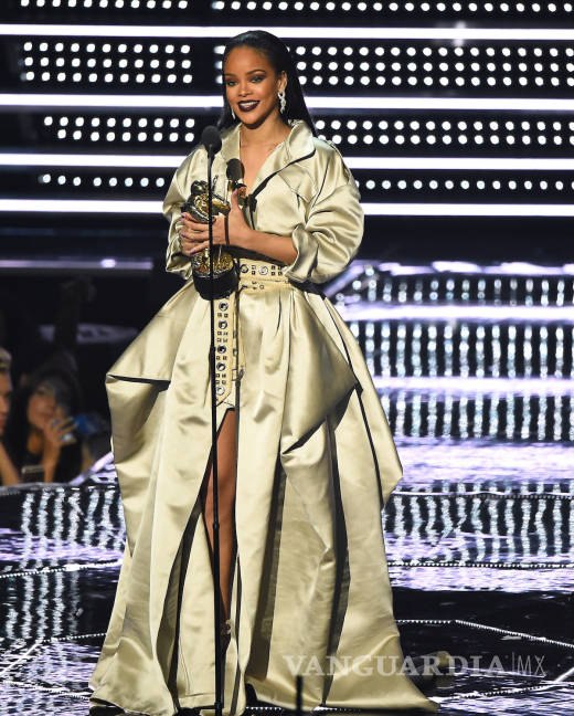 $!Los espectaculares looks de Rihanna en los VMAs