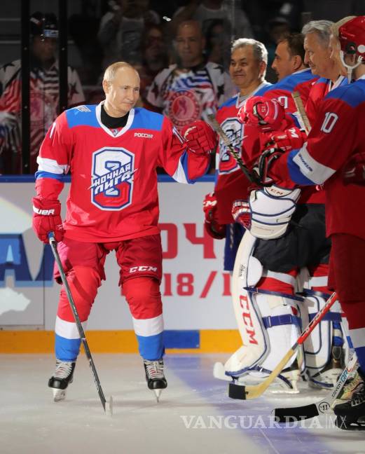 $!Putin hace el 'oso' y se da tremendo golpe al tropezarse durante un partido de hockey