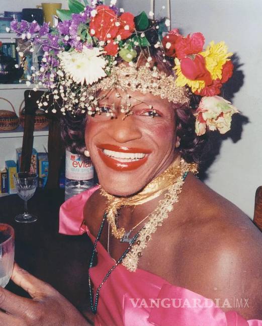 $!Marsha P. Johnson vistiendo su icónico arreglo floral en la cabeza.
