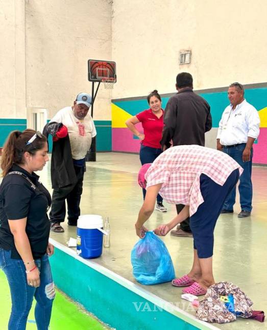 $!Voluntarios y personal del DIF atienden a hombres y mujeres en situación de abandono.