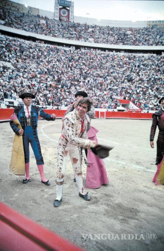 $!Momento icónico de Gleason-Berumen en la arena, un torero que rompió récords y dejó huella en la tauromaquia nacional.