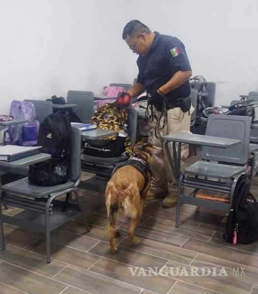 $!Con la participación de la Unidad de Menores Infractores y el binomio K-9, inspeccionaron las mochilas de los estudiantes.