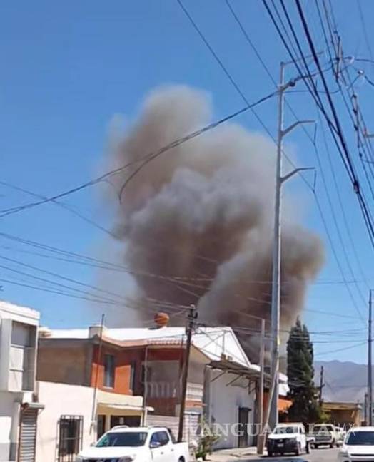 $!Las columnas de humo se veían desde calles aledañas.