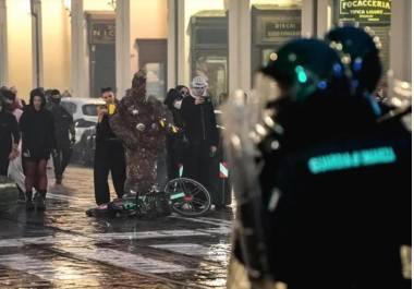 La violencia, que incluyó saqueos, incendios y enfrentamientos con las fuerzas de seguridad, elevó la presión sobre el Gobierno de Giorgia Meloni.