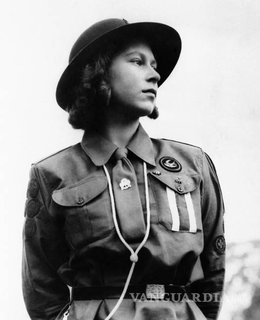 $!17 de agosto de 1943, la princesa Isabel de Gran Bretaña posa para una foto con un uniforme de Girl Guides, en Windsor Great Park, en Windsor, Inglaterra.
