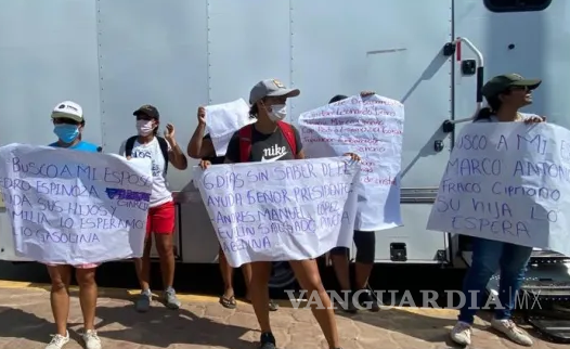 $!Familiares de capitanes y tripulantes arribaron a las instalaciones de la Décima Segunda Región Naval para exigir la búsqueda