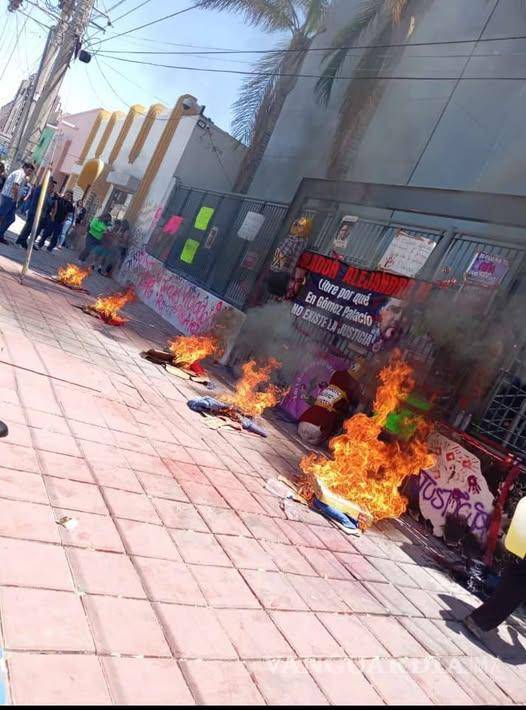 $!Las protestas incluyeron fuego, gritos de denuncia y figuras de los jueces hechas cenizas frente al tribunal.