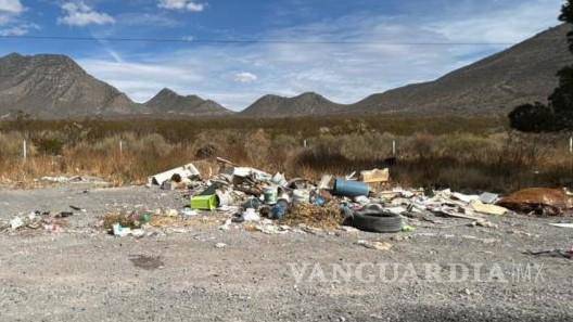 $!Visitantes de la Sierra de Zapalinamé son quienes han ido dejando estos desechos a un costado de la vialidad.