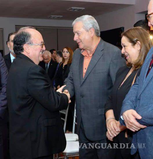 $!El alcalde José María Fraustro Siller felicita a la Universidad La Salle por sus 15 años de labor educativa y social en Saltillo, durante el 6º Comunicado de la Comunidad Universitaria.