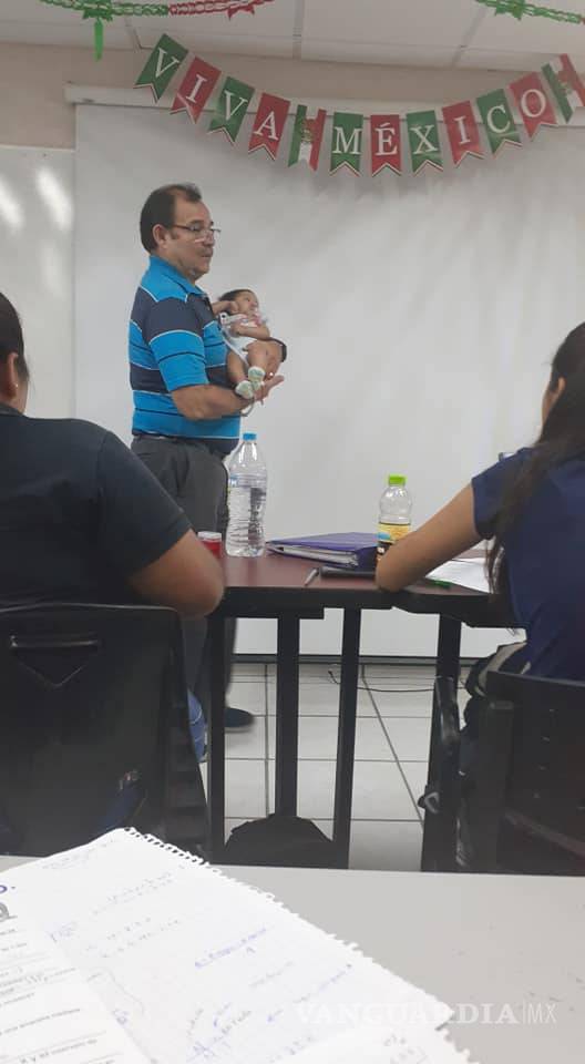 $!Maestro de Monclova se vuelve viral por cuidar a bebé para que mamá termine un examen