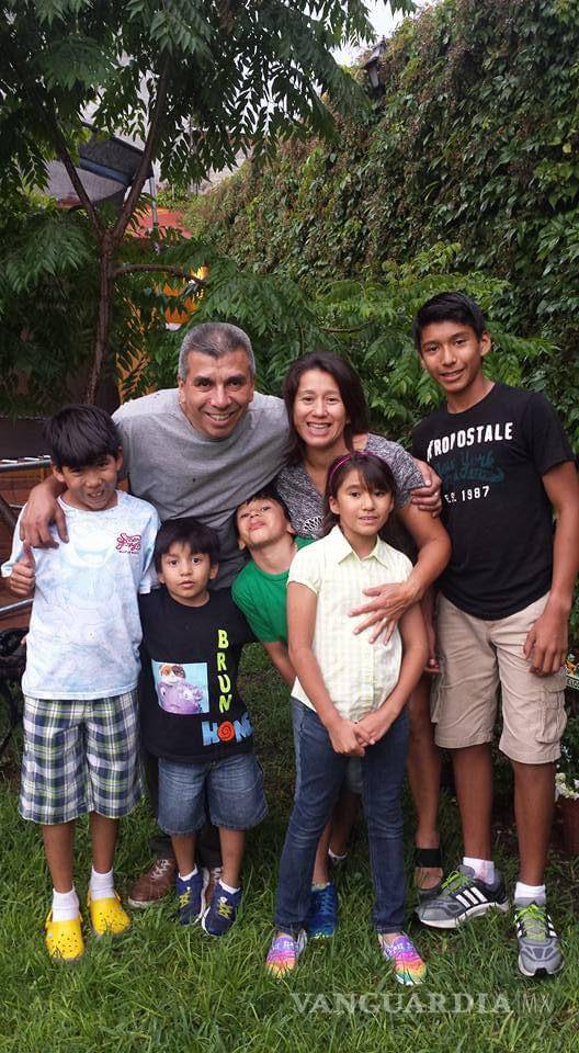 $!Ángela con su familia.