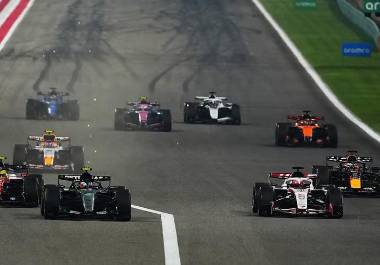 Equipos de la Fórmula 1 ajustaron sus vuelos para llegar a tiempo al circuito en Melbourne.