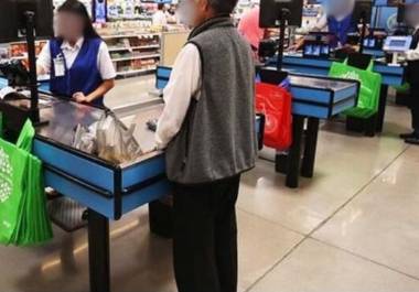 En la mayoría de los supermercados, las cajeras laboran su turno de pie; Soriana ya dotó de sillas a sus trabajadores).