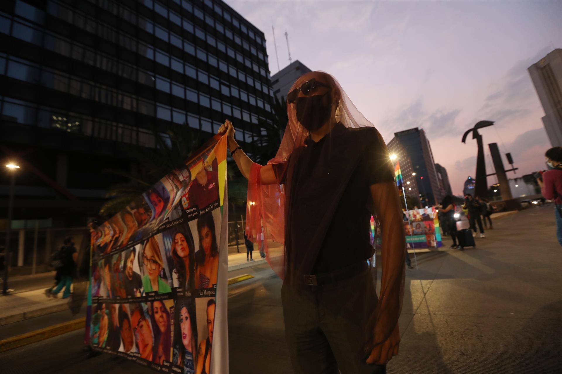 Marchan activistas LGBT+ para exigir justicia por crímenes de odio en México. Noticias en tiempo real