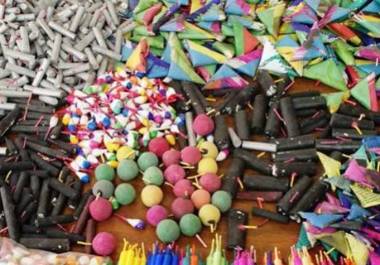 Autoridades de Protección Civil mantienen operativos en mercados sobre ruedas y acciones coordinadas con la Policía Cibernética para detectar la comercialización ilegal de pirotecnia en línea.