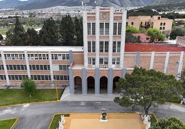 El comunicado recuerda las restricciones vigentes respecto a eventos no autorizados y consumo de alcohol dentro del campus.