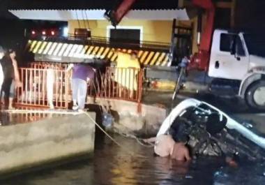 Dos hombres y cinco mujeres, con edades entre 21 y 22 años, fallecieron ahogados en el río Calzadas, del municipio Coatzacoalcos, Veracruz. Festejaban el fin del ciclo escolar 2023-2024