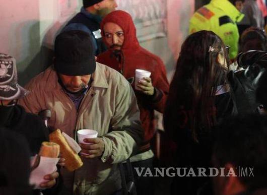 $!Protección Civil de Nuevo León reparte chocolate y cobijas ante bajas temperaturas