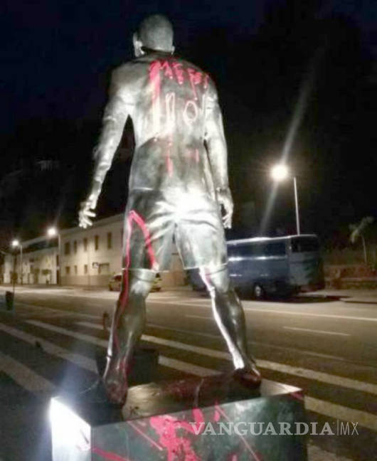 $!Pintan el 10 de Messi a estatua de Cristiano Ronaldo