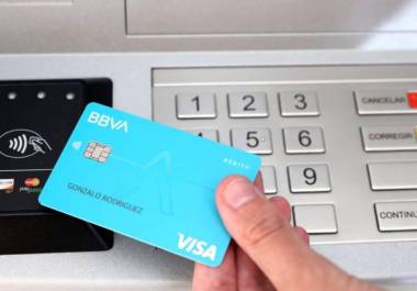 Si tienes una tarjeta de débito de BBVA podrás hacer hasta cuatro retiros gratis al mes usando la tarjeta física (plástico)