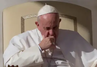 El papa Francisco sigue en estado crítico en el hospital Gemelli de Roma, aunque no ha tenido nuevas crisis respiratorias, pero algunos análisis de sangre muestran una insuficiencia renal inicial leve.