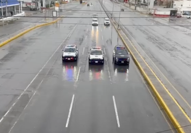 Operativo carrusel implementado por la Policía Municipal en vialidades y puentes de Saltillo para reducir la velocidad de los vehículos y prevenir accidentes ante el pavimento mojado.