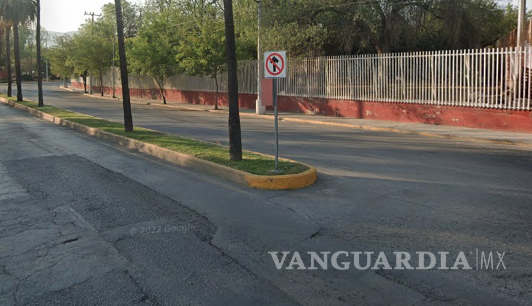 $!Quienes salen del estacionamiento cercano, no pueden tomar la vialidad en dirección de poniente a oriente.