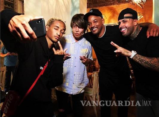 Will Smith y Nicky Jam bailando en un restaurante de Cartagena